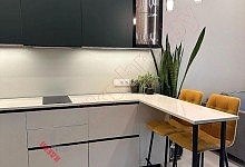 Дизайнерская бело-изумрудная кухня с барной стойкой в студию №15
